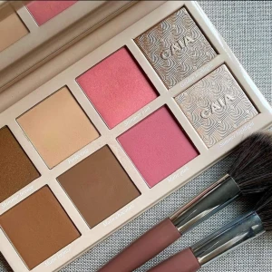 Caia multiuse palett - Superpopulär caia multiuse face palett i light/medium. Går ej att få tag i längre. Nypris var 695 kr💗 Använd men mycket produkt kvar! Be om fler bilder för aktuellt skick