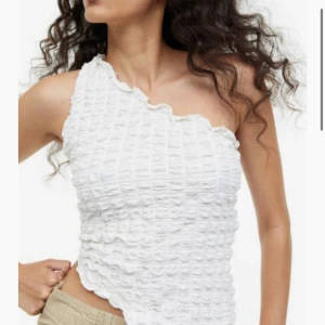 HITTADE  - Söker efter den här toppen ifrån H&m storlek XS