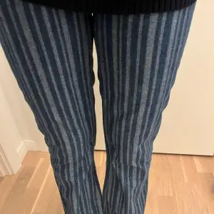 Säljer dessa fett coola randiga bootcut jeans då de ej passade mig. Helt nya med lappen kvar. 