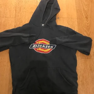Dickies hoodie - storlek L, väldigt varm. Skick 6/10 märket har spruckit och lite ljusa fläckar pga av tvättad fel, därav priset