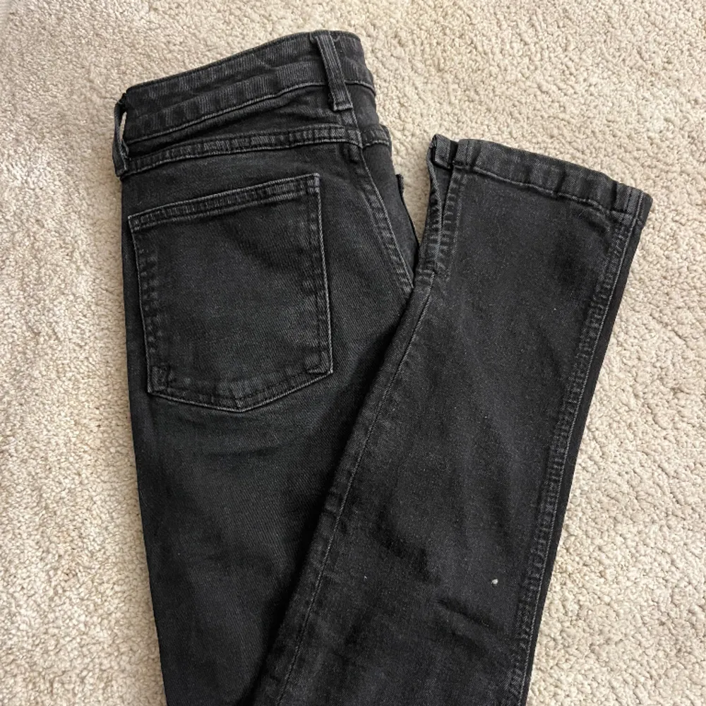 Svarta jeans med slits i storlek Waist 26, Length 32. Jeansen är väl använda och därmed lite urtvättade. Inga andra synliga defekter dock. . Jeans & Byxor.