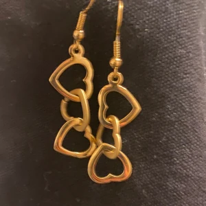 Hjärtörhängen - Guldiga hjärtformade hängörhängen!