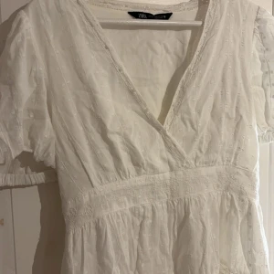 Klänning  - Säljer min superfina klänning från ZARA. Använd en gång! Har för mig att klänningen inte säljs längre då ja köpte den 2 år sen för ca 500kr. Pris går att diskuteras. Sitter tajt på mig som brukar ha S i storlek!