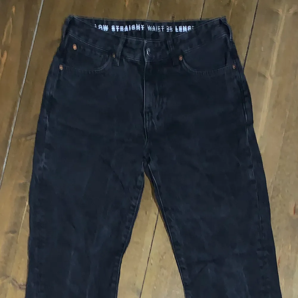 Svarta jeans från Never Denim i jättebra skick. Low waist men jag upplever att de är mer åt mid waist- hållet. Skriv om du undrar nåt🤗Midjemått: 33 cm Innerbenslängd: 79 cm . Jeans & Byxor.