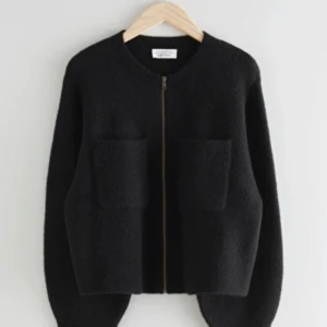 Other Stories stickad tröja  - Köpt för 800kr, i fint skick! 💘storlek M men passar mig som har S