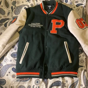 Basket Collagejacka  - Perfekt skick, nästan alldrig använd! Den är medium!