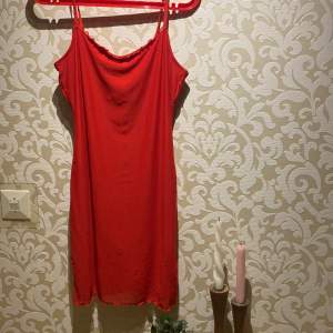 En super skön röd klänning köpt på hm i storlek m. Den är lite stor i midjan för mig och jag har m men passar säkert m och l 🫶. 