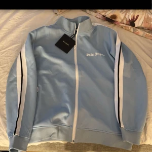 Helt nytt palm angels set! - Säljer ett palm angels sett, köpt förra vintern, använt en del men fortfarande bra skick. Skriv vid frågor eller fler bilder, använd gärna köp nu. Priset kan diskuteras 