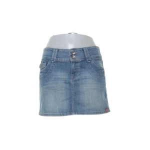 Skitsnygg jeanskjol med unika fickor!⭐️ - Sååå sjukt cool men FÖR LITEN FÖR MIG vill gråta😭😭😭den är från edc by esprit. använd gärna ”köp nu”❤️