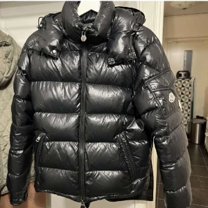Moncler jacka  - Säljer nu min Moncler Maya som är köpt i februari och därav även i super bra skick,  den är ju självklart äkta och scankod finns även i jackan. Hör gärna av er om ni har några funderingar eller är intresserade❤️