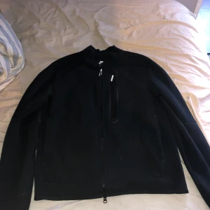 Nike tech fleece - Jag säljer min Nike tech fleece för den har knappt kommit till användning, den är i bra skick och inga hål eller något 