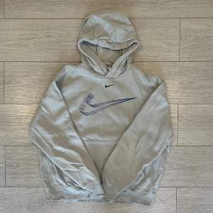 Säljer min Nike hoodie (gray). Den har använts, men befinner sig i ett bra skick. Storlek: M. Ursprungligt pris: 600 kr. Om ni har några som helst frågor - bara att höra av sig!