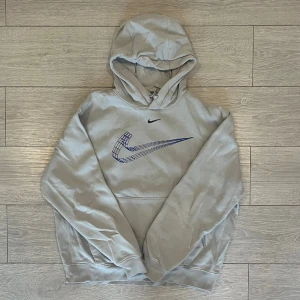 Nike - hoodie  - Säljer min Nike hoodie (gray). Den har använts, men befinner sig i ett bra skick. Storlek: M. Ursprungligt pris: 600 kr. Om ni har några som helst frågor - bara att höra av sig!