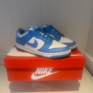 Nike dunks university blue  - Säljer mina Nike dunks. Anledning: jag använder inte dom mycket har ett par nya skor. Mycket bra skick 9/10