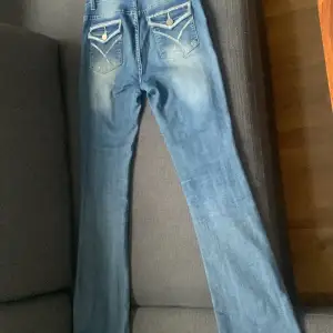 Ett par shein jeans i bra skick och använt ganska mycket, har tvättats. Fickor där back med lite silver paljetter. Bootcut och passar nån som är mellan 166-169