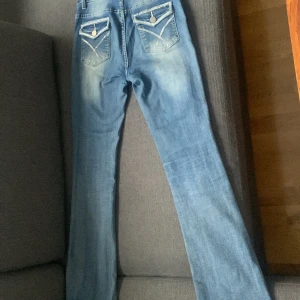 Shein jeans - Ett par shein jeans i bra skick och använt ganska mycket, har tvättats. Fickor där back med lite silver paljetter. Bootcut och passar nån som är mellan 166-169