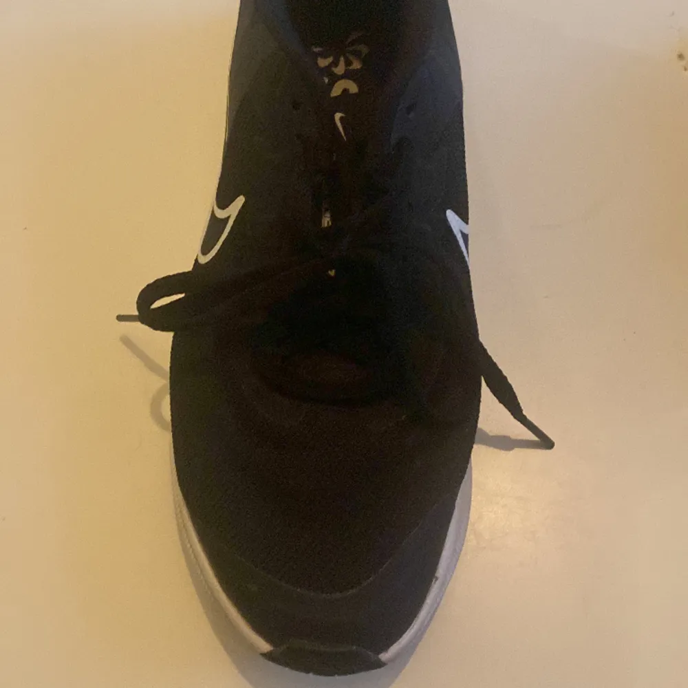 Fina nike skor i stl 37,5. Lite använda , väldigt bra skick . Svarta med vit sula.. Kengät.