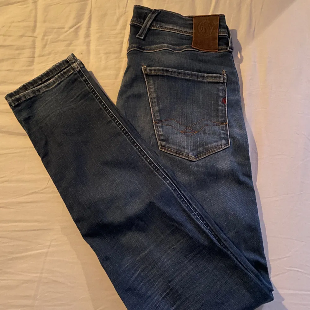Säljer ett par feta Replay Anbass Jeans! | Skick 9,5/10! | Inga skavanker eller skador alls | Nypris 1700kr | Mitt pris 599kr!! | Storlek W29 L32 | Hör av dig vid minsta fundering 🙌🙌😊. Jeans & Byxor.