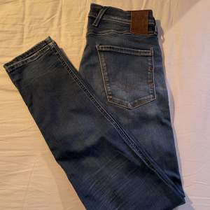 Säljer ett par feta Replay Anbass Jeans! | Skick 9,5/10! | Inga skavanker eller skador alls | Nypris 1700kr | Mitt pris 599kr!! | Storlek W29 L32 | Hör av dig vid minsta fundering 🙌🙌😊