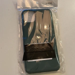 Mobilskal - Säljer ett mörkgrönt mobilskal som jag beställde men fick en ny mobil efter så då passar inte skalet det är helt nytt