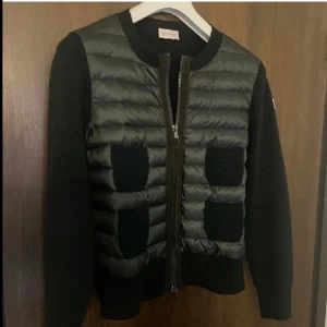 Moncler cardigan  - Säljer nu då jag vill köpa en ny i annan färg och har såklart äkthetsbevis 💕är även öppen för bytte till en annan moncler cardigan 🫶🏼