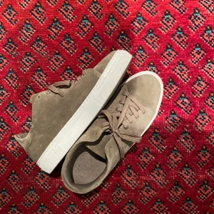 Selected home skor  - helt nya, använt 1 gång storlek 42/43  skit snygga till sommarn 