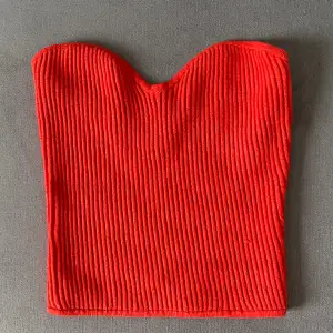 En röd tub topp från H&M, aldrig använd