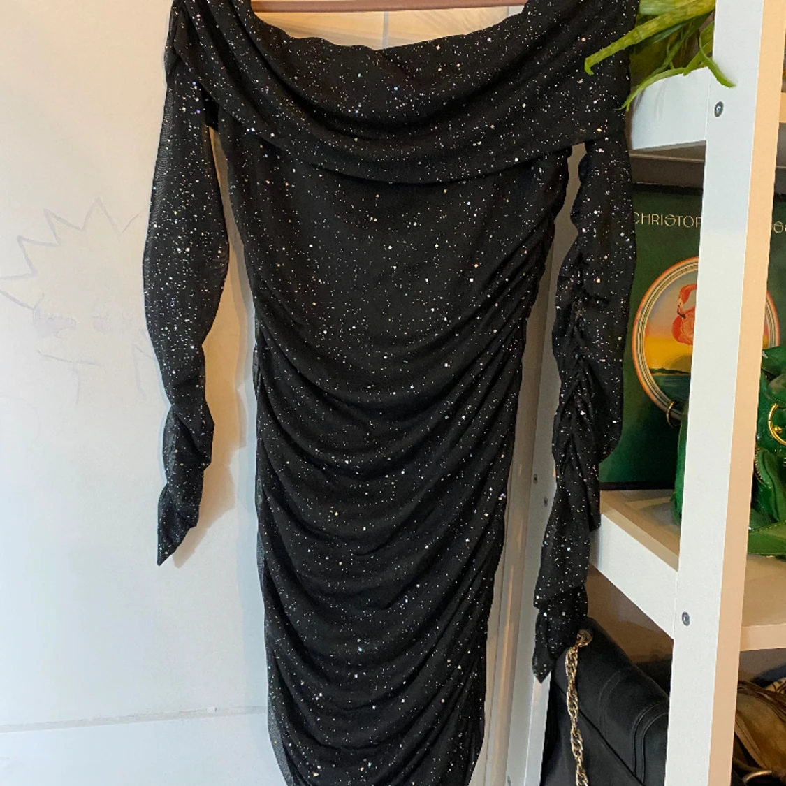 Oanvänd Glittrig klänning  - 90