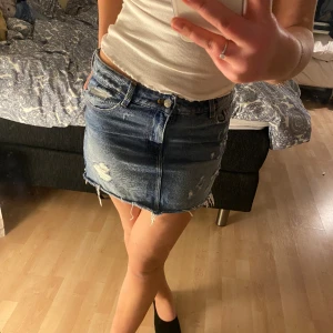 Jeanskjol  - AS SNYGG jeanskjol från zara i jättebra skick 💕Den är i storlek M men skulle säga att den mer är som en S då den är liten i storleken!