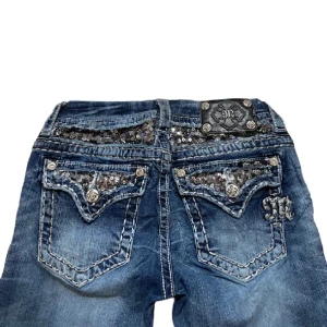 Miss me jeans - Miss me jeans, lowrise o bootcut! Midja 36, innerbenslängd 71 :) Passar mig som e 160, men intressekoll så säljer vid bra pris! Köpta för 900🙏🏻