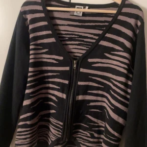 mönstrad tröja - Jättefin mönstrad tröja med dragkedja, strl XL men skulle säga att den är mer M/S