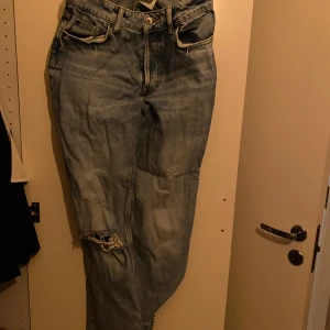 Jeans H&M strl 40 - Jeans från H&M o strl 40. Passar även 38 om du vill ha de lite baggy samt 42 (lite tight)