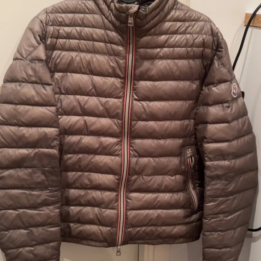 Modell: moncler Daniel Down jacket  Köpt från garmsmarket. Säljer pga storleken passade inte  Storlek 3 Skick 8/10   Pris kan diskuteras . Jackor.