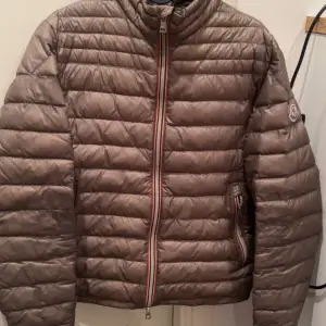 Modell: moncler Daniel Down jacket  Köpt från garmsmarket. Säljer pga storleken passade inte  Storlek 3 Skick 8/10   Pris kan diskuteras 