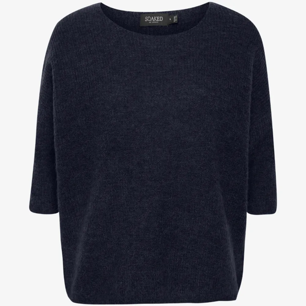 Snygg mörkblå trekvartsärmad tröja som inge kommer till användning💗. T-shirts.