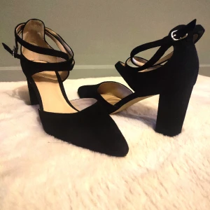 Snygga klackar  - Klackskor från Anna Field. Endast provade dock någon enstaka repa på sulan. 