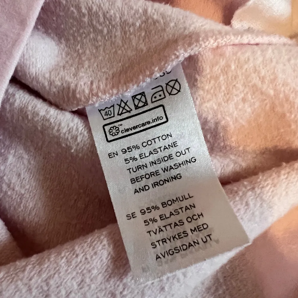 En mysig rosa Hampton Republic tröja. Bra skick, dock har den två små fläckar på ena ärmen (drar ner på priset). Går nog att ta bort med fläckborttagningsmedel.  Kan mötas upp i Finspång/Norrköping eller skicka, köparen står för frakt :). Hoodies.