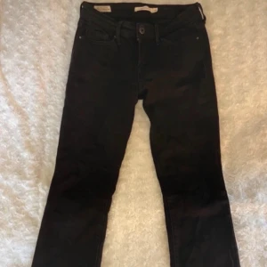 Svarta lågmidjade Levis jeans - Säljer dessa snygga lågmidjade Levis jeansen, de är bootcut och lågmidjade.  De passar mig som är runt 160! Bara att dm:a vid frågor eller funderingar !💕 