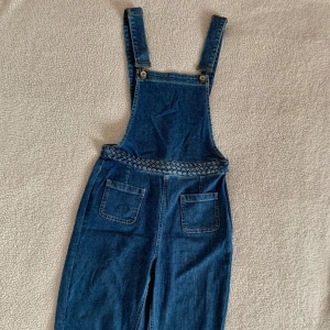 ZARA vintage denim hängselbyxor - Otroligt fina hängselbyxor i denim från en äldre ZARA kollektion. Otroligt stretchiga och bekväm passform. Utan anmärkningar.