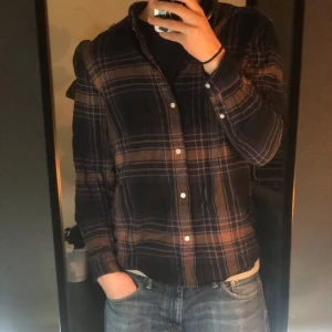 Flanellskjorta  - En fin flanellskjorta från weekday. Inga synliga defekter förutom lite skrynklig! Den är size M och passar som en M på mig. Ställ gärna frågor!