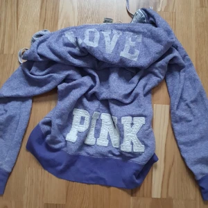 Pink zip-up - En zip-up hoodie från PINK. Jättemycke fina detaljer! M men passar alla.