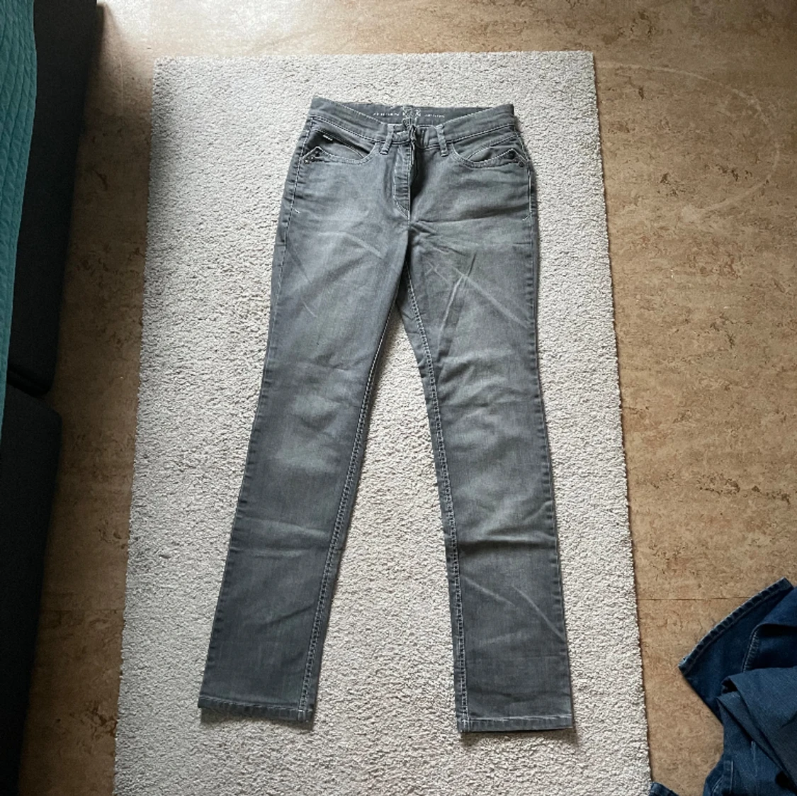 Gråa jeans 