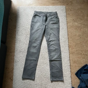 Gråa jeans  - Pris kan diskuteras  Midjemått: 37cm Innerbenslängd: 79cm