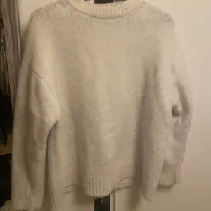 Vit stickad tröja i mohair-liknande material, storlek m så blir lite oversize om man har xs-s i vanliga fall