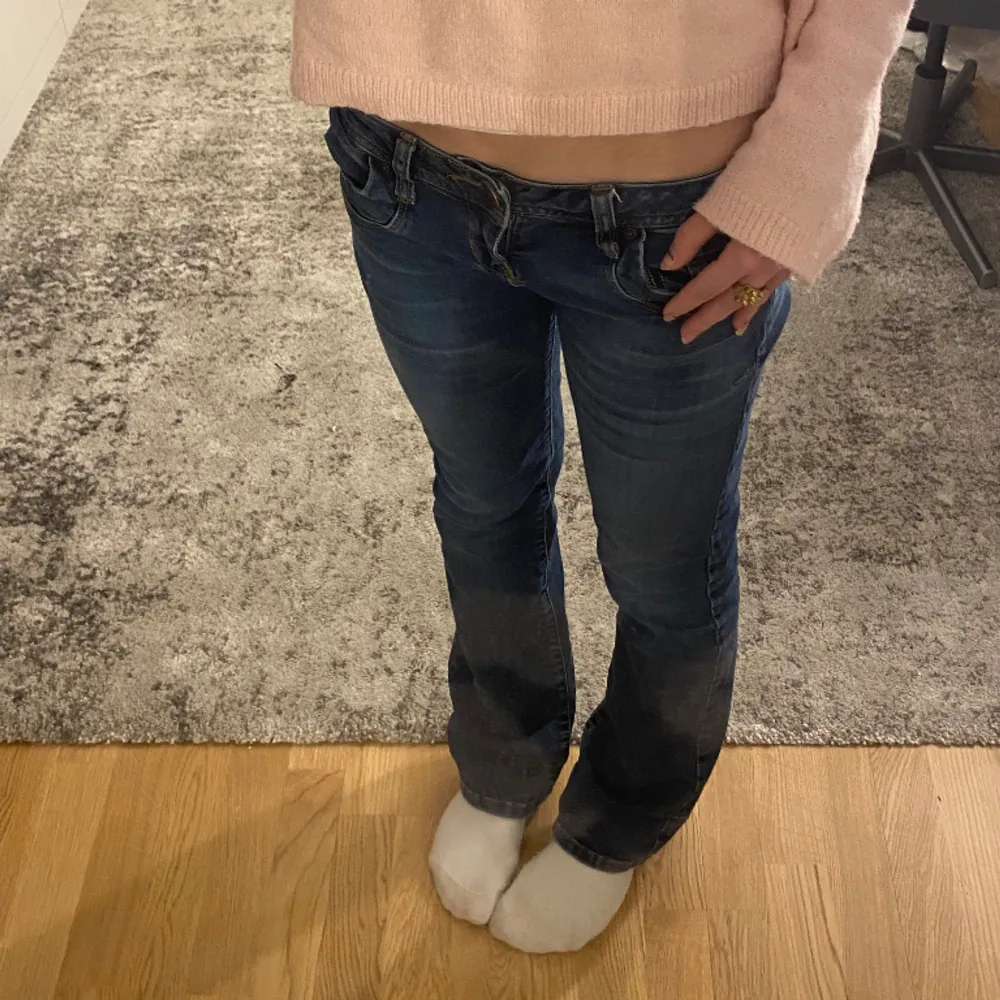 säljer mina ltb jeans i storlek 26/32😁materialet är ganska stretchigt så passar även 27 och 28💗jag är 165 och de sitter perfekt i längden på mig. säljer pga att de inte kommer till användning😁💗. Jeans & Byxor.