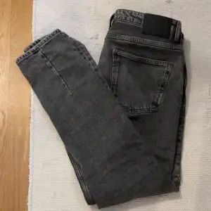 Hej! Lägger ett intressekoll på mina NEUW jeans då jag tycker att de är lite långa! De är i storlek 32/32 men känns mer som 33/34. De är köpta på NK och har bara kvar kvitto! Priset är inte hugget i sten. För fler frågor, kontakta mig!