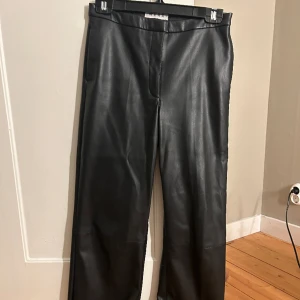 Wera byxa i skinnimitation - Superfina skinnbyxor från märket wera! Tyvärr är de lite för korta för mig. Annar helt perfekta 