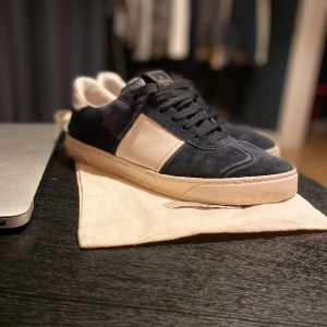 Valentino flycrews  - Snygga skor inför sommaren till ett bra pris, (dessa skor säljs inte längre). Storlek 41,5 men jag har 43 och dom sitter perfekt! Alla nitar är kvar och dusbag medföljer Skorna är i ett väldigt bra skick👍🏽 Skriv vid minsta lilla👌🏽Dusbag medföljer