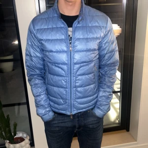 Moncler acorus ljus blå - Skick 7,5:10 använd Storlek S Har inte kvitto  