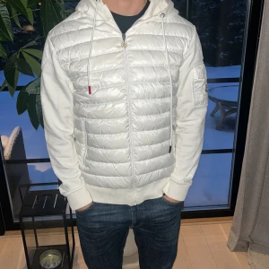 Moncler maglia cardigan  - Skick: använd 1 gång så 10:10 Äkta såklart Storlek M